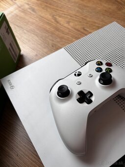 Xbox One S - 4