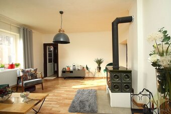 Znížená cena: Menší  rodinný dom na po takmer úplnej rekonšt - 4