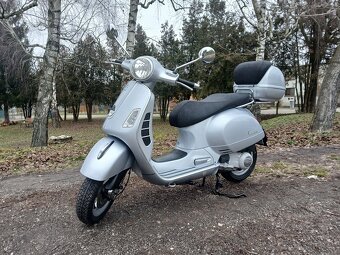 Piaggio Vespa GTS 250 - 4