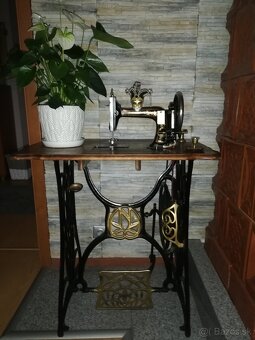 Kreslá zo stolíkom a šijací stroj. - 4