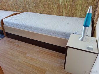 Drevená posteľ s matracom - 4