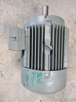 Predám nepoužitý pätkový el.motor 3kW 715ot - 4