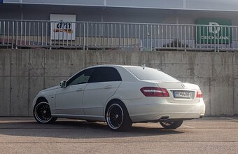 Mercedes-Benz E trieda Sedan - 4