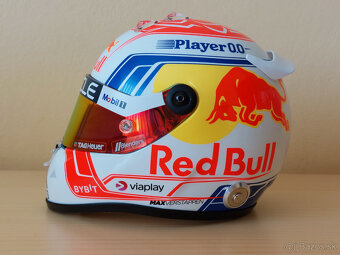 Predám Max Verstappen 2023 Red Bull F1 mini prilba 1:2 - 4