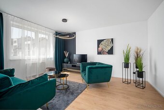 Štýlový 3-izbový byt so zariadením, loggiou a balkónom - 4