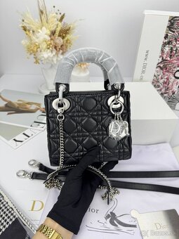Elegantná čierna mini kabelka so striebornými detailmi - 4