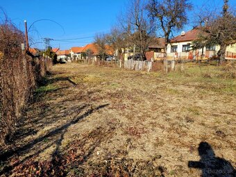 PREDAJ - Slnečný Pozemok 549 m2 so starým Rodinným Domom - 4