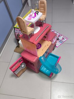 Predám rozkladací Barbie Karavan s bazénom - 4