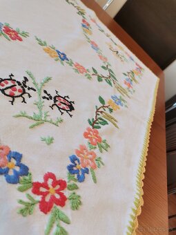 Vyšívaný obrus - 4