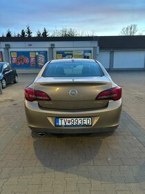 Opel Astra J 1.4 103kw sedan benzín - 4
