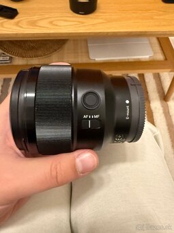 Sony FE 85mm f/1.8 – výborný stav, ostrý portrétny objektív - 4
