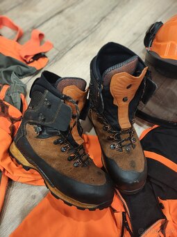 Predám, pilčícke topánky, montérky stihl, prilbu stihl - 4
