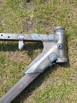 Rám Pérák FJ, Zbrojovka a Komunista - 4