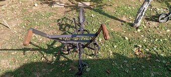 Starý kovový pluh 2 - 4
