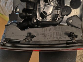 Predám zadné pravé svetlo Octavia 3 combi - 4