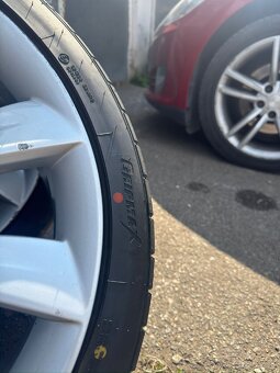 Tesla model S Elektrony - 4