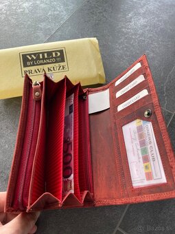 Dámska kožená peňaženka, s ornamentom v červenej farbe. - 4