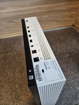 Xbox One S 500GB + 2 ovladače a 3 hry - 4