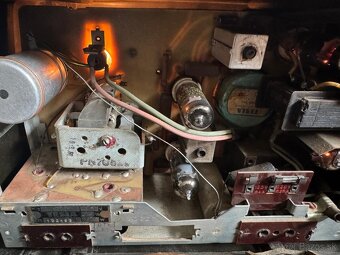 Retro elektronkové bakelitové rádio Soatina 315A - 4