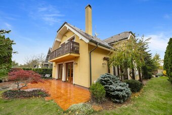 Priestranný 6-izbový rodinný dom s dvojgarážou a krásnou záh - 4