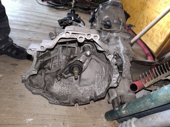 Prevodovka audi A6 4F manual..poskodena vyskakuje rychlost - 4