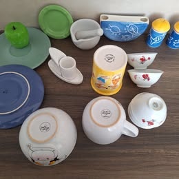 Porcelánové šálky Disney, solničky, mažiarik... - 4