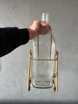 Prázdna sklenená fľaša v stojane - 4