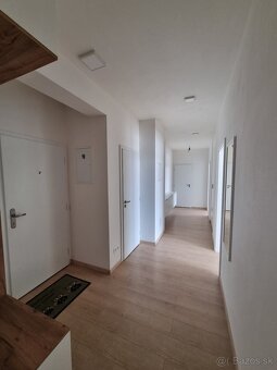 Predám moderne zariadený 3 izbový byt s veľkou terasou - 4