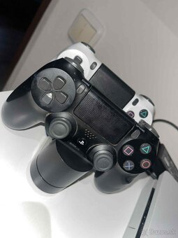 🎮 PlayStation 4 Slim 500 GB – 2 ovládače + nabíjacia stanic - 4