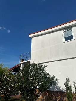 Moderný 3-izbový dom s veľkým pozemkom, bazénom a hosťovským - 4