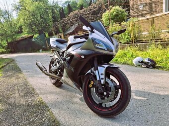 Yamaha R1 - 4