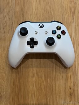 Xbox one x + 2 ovládače - 4