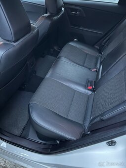 Toyota auris hybrid - 4