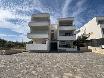 Chorvátsko-Trojizbový apartmán s veľkou terasou blízko pláže - 4