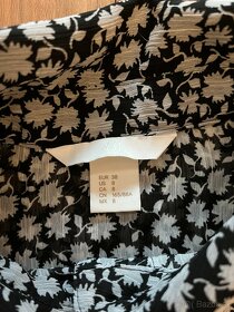 Dámska čiernobiela kvetovaná oversize blúzka značky H&M - 4