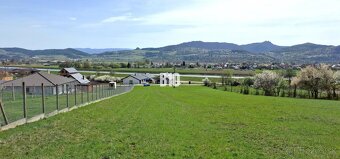 Slnečný pozemok s rozlohou 2035m2 s krásnym výhľadom. - 4