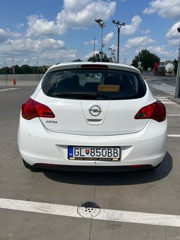 Opel astra 1,4 benzín rok 2010 - 4