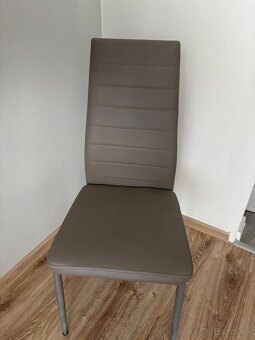 Stôl a stoličky - 4