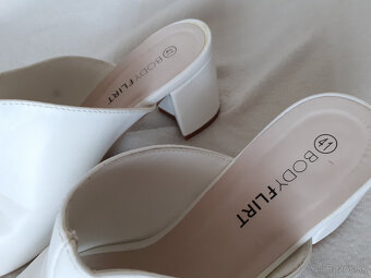 Dámske nové biele vsuvky Body Flirt č.41 - 4