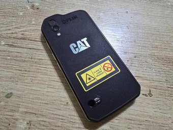 Odolny Caterpillar S61 s termokamerou a laserom v Super stav - 4