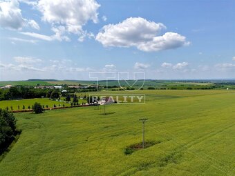 Veľký rovinatý pozemok v Uníne – 4877 m2 priestoru pre... - 4
