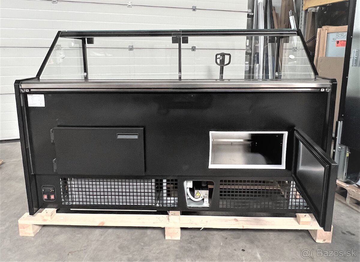 Chladiaca vitrína s hranatými sklami 2,5m - 5