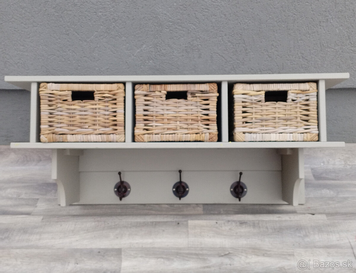 Vešiak závesný s policou a úložnými košíkmi. - 5