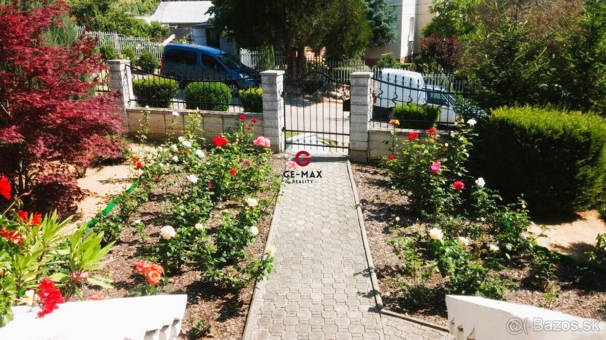 NA PREDAJ: priestranný rodinný dom s dvojgarážou v Kráľovsko - 5