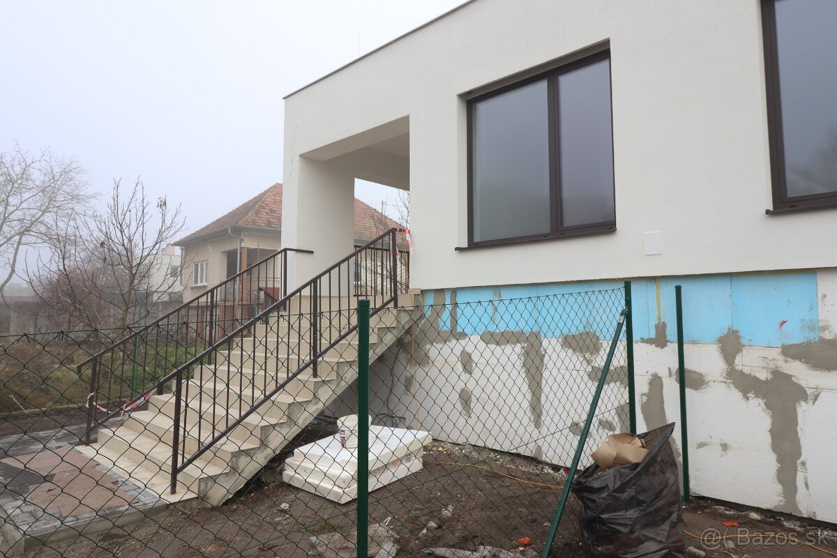 MODERNÝ DVOJDOM V POVODE- VEĽKÝ POZEMOK - 5