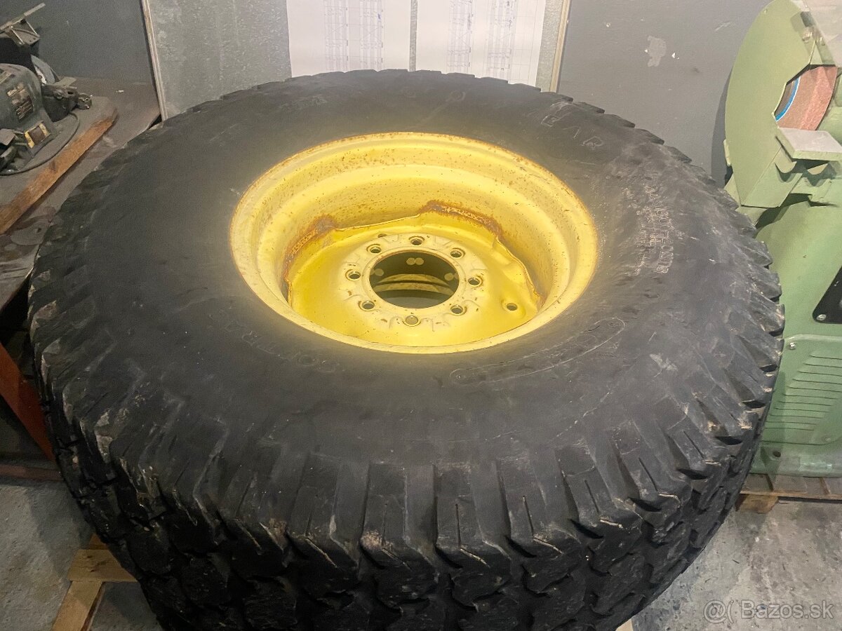 Predám GOLFové pneumatiky s diskami pre traktor John Deere - 5