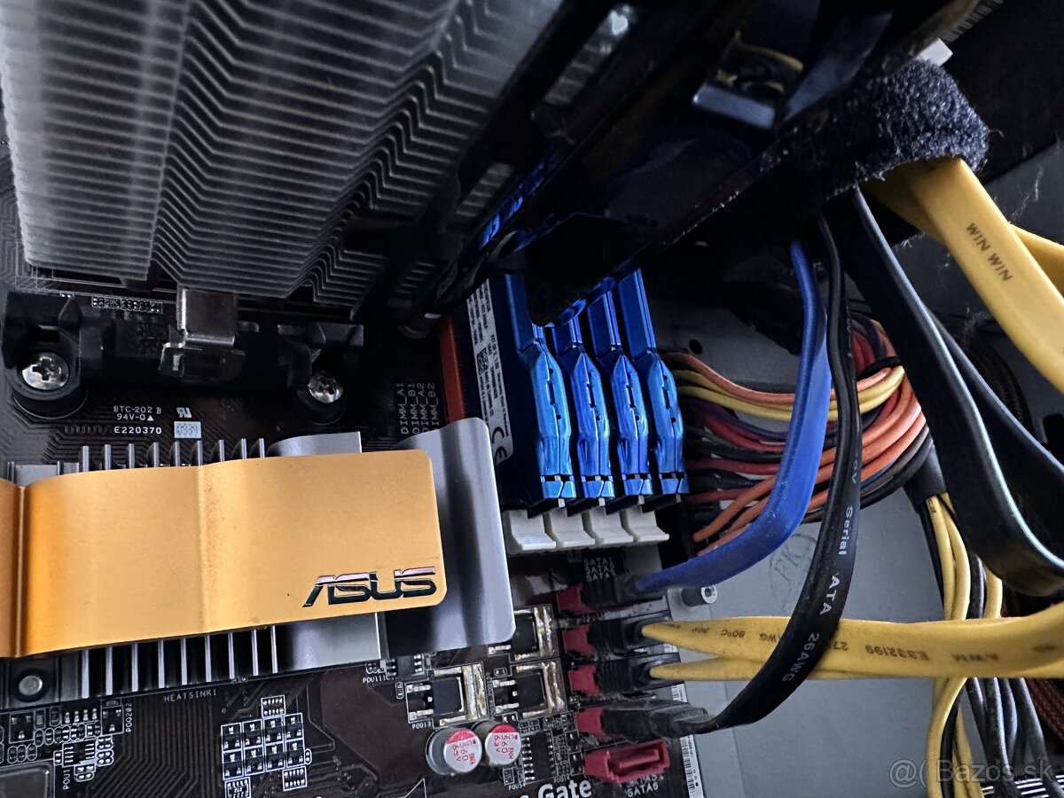 Pc zostava s monitorom a reproduktormi - 5