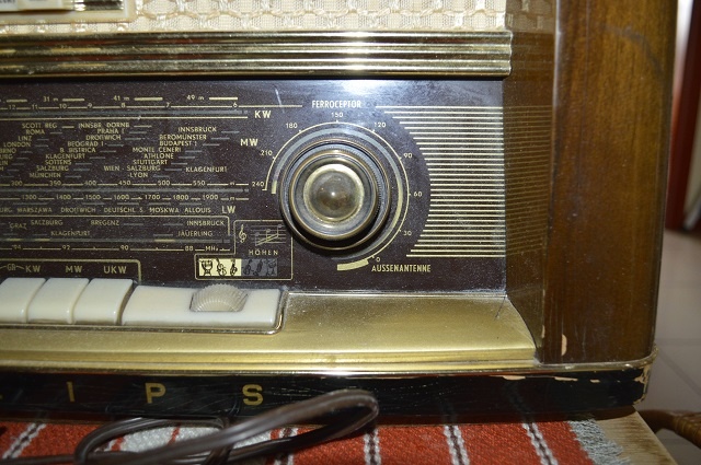predam velmi pekne starozitne radio PHILIPS - 5