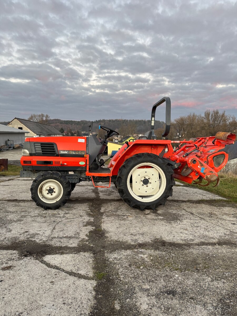 Japonský malotraktor Kubota GL200 s rotavátorom - 5