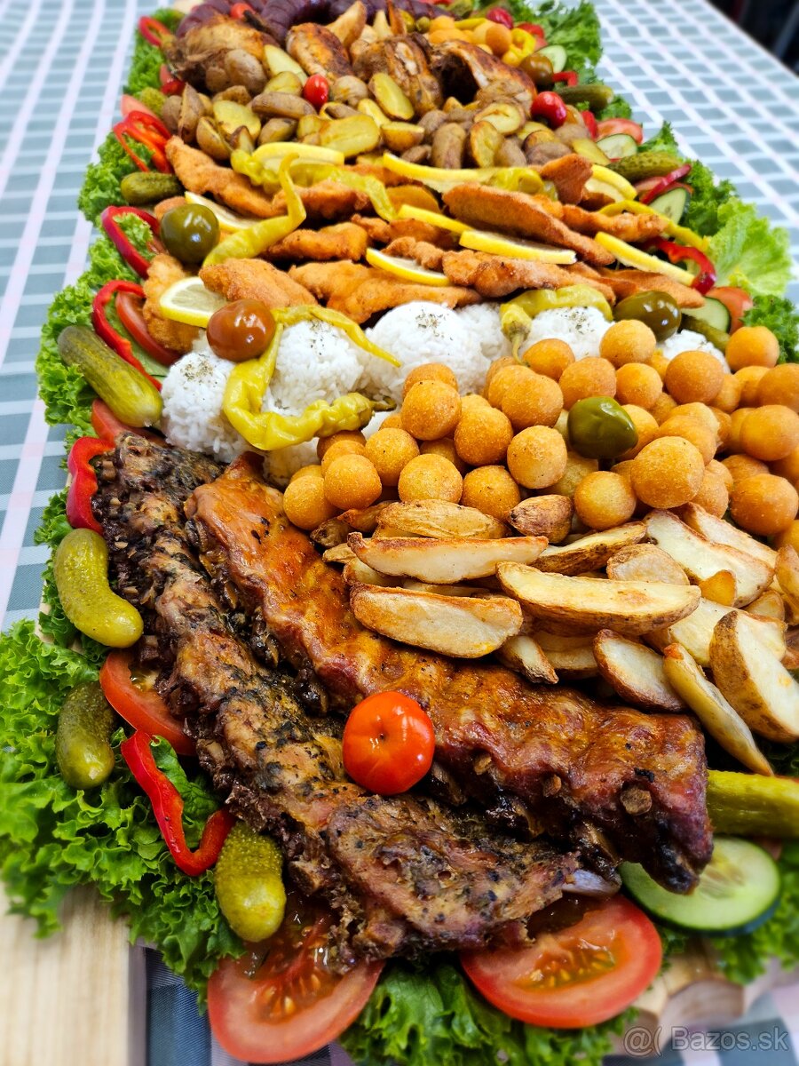 Pláto s rôznymi dobrotami a pečené prasiatko - 5